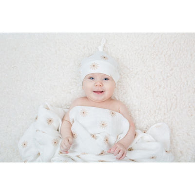 Lulujo Hello World Swaddle & Hat - Daisies