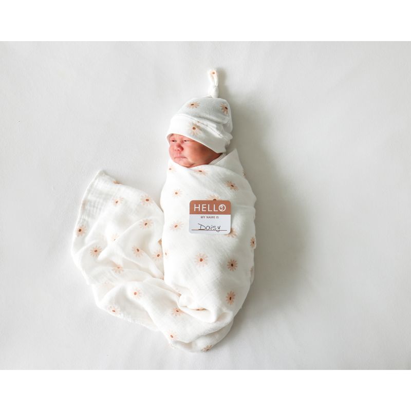 Lulujo Hello World Swaddle & Hat - Daisies