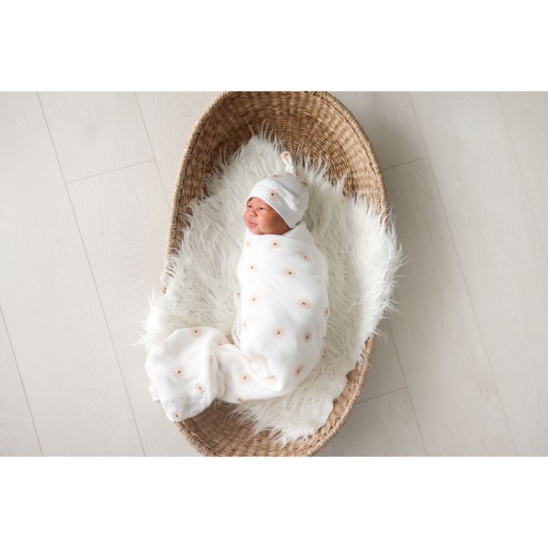 Lulujo Hello World Swaddle & Hat - Daisies