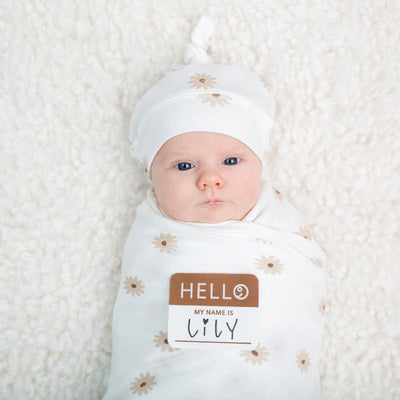 Lulujo Hello World Swaddle & Hat - Daisies