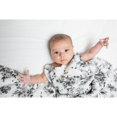 Lulujo bamboo swaddle large Black Floral